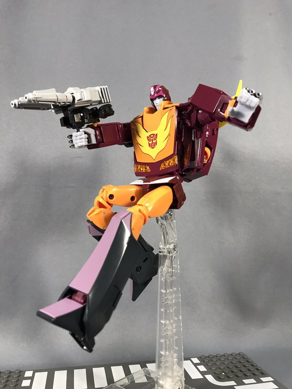 Masterpiece MP 40 Targetmaster Hot Rod In Hand Photos With Comparisons To MP 28 08 (8 of 14)